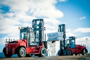 Kalmar DCG140 forklift trucks for industrial applications Kalmar Forklift Trucks