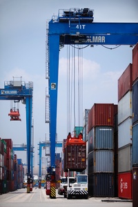 Kalmar rubber-tyred gantry (RTG) crane