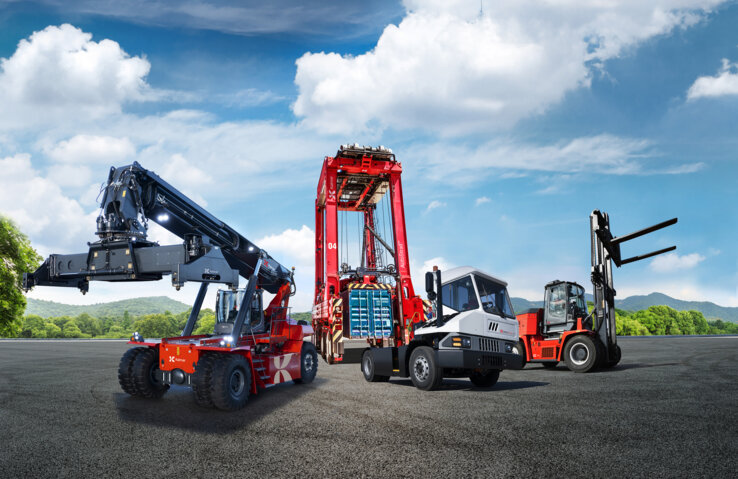 Utrustning - Vi tillhandahåller toppmoderna motviktstruckar, reachstackers. terminaltraktorer,  tomcontainerhanterare, grensletruckar och spreaders.